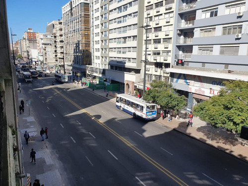 Imagen 3 de 18 de Edificio : 18 De Julio Y Vazquez, Esquina , 600 M2, 3 Plantas, Ascensor !!