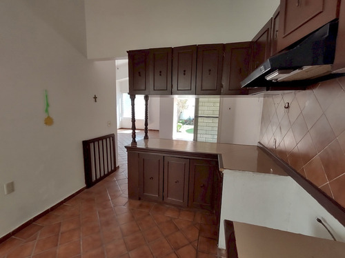 Casa En Un Solo Nivel En Venta En Jardines De Satelite, Cuernavaca Morelos.