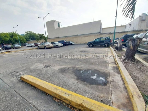 Fresco Y Acogedor Apartamento En Venta Centro De Barquisimeto, Maritza, Cocina Tipo Italiana, Lucena, Amplia Sala, - 2 4 2 3 6 1 6- Estacionamiento Seguro, Comodidades Para El Bienestar Familiar.