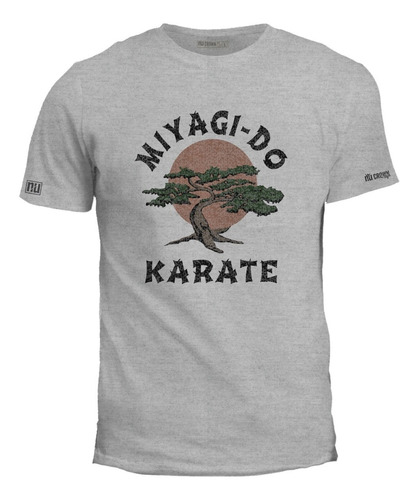 Camiseta Estampada Miyagi Dojo Karate Kid Logo Hombre Igk