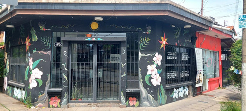 Local En Castelar Sobre Av. Arias (esquina)