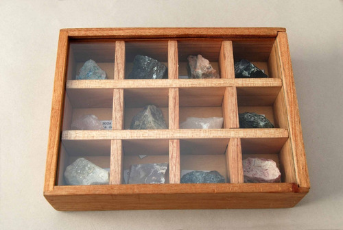 Imagen 1 de 3 de Colecciones En Madera: Caja De Cedro Con 12 Minerales + Lupa