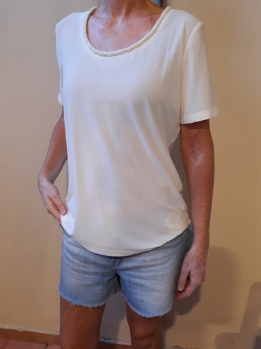 Remera/blusa Blanca Cuello Redondo Con Mini Perlitas  Amplia