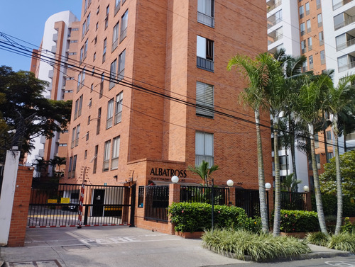 Arriendo Apartamento Completamente Amoblado Ciudad Jardin, Cali, Colombia.