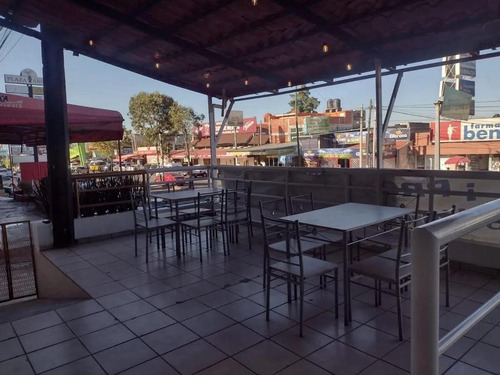 Renta De Local Comercial En Av. Lago De Guadalupe, Con Departamento Incluido
