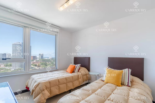 Venta De Excelente Apartamento De 3 Dormitorios Con Vista Al Mar, Playa Mansa, Punta Del Este