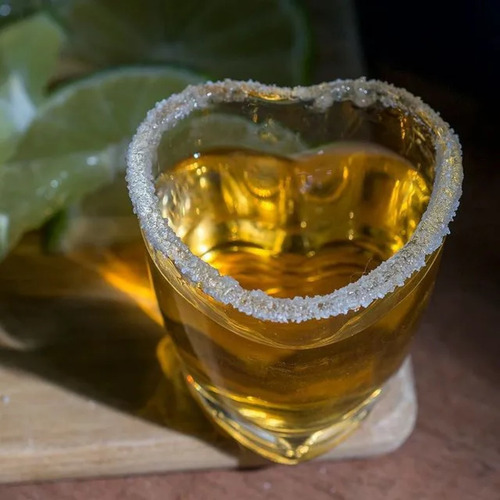 Imagem 1 de 7 de Copo Shot Dose Vidro Coração Tequila Whisky Cachaça 50ml