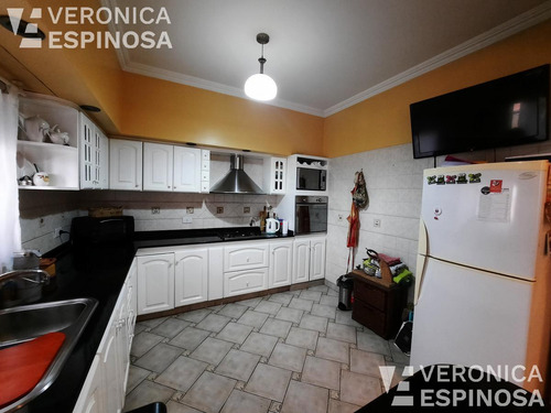 Casa De Cuatro Ambientes En Venta- Villa Luzuriaga. Importante Propiedad, Renta Asegurada!