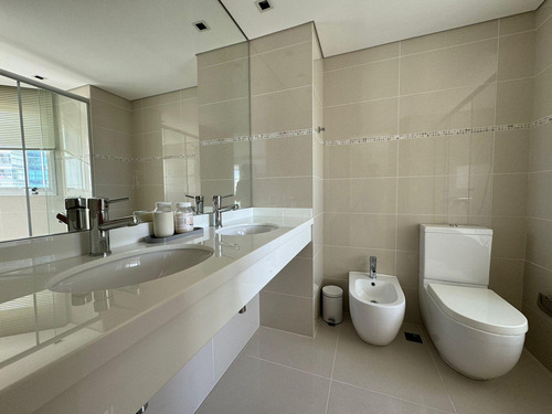 Departamento De 4 Dormitorios En Sunrise Punta Del Este - Alquiler