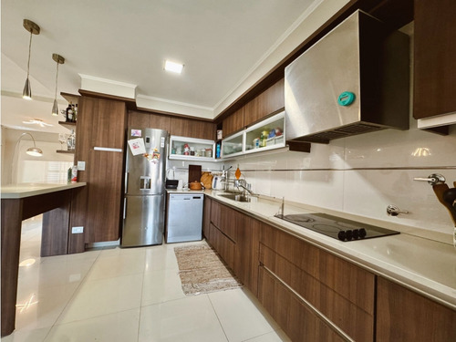 En Venta Amplia Casa 4 Dormitorios, Cocheras Y Fondo Verde Con Pileta