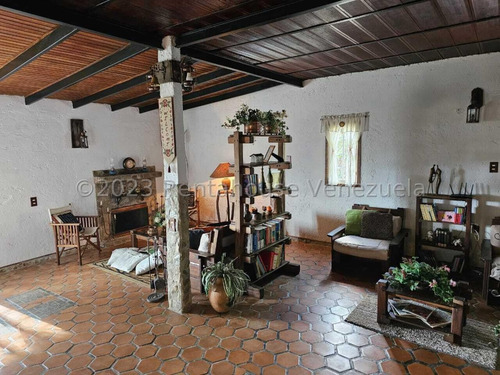 Bella Casa Tipo Chalet Holandés En Venta San Antonio De Los Altos 24-9993 Edf