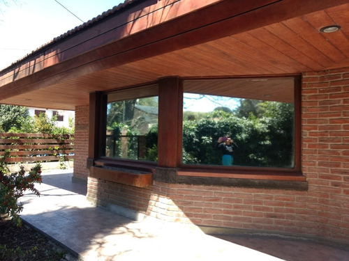 Venta Chalet 5 Amb Excelente-piscina-quincho-parque-cochera-parque-permuta-barrio El Grosellar