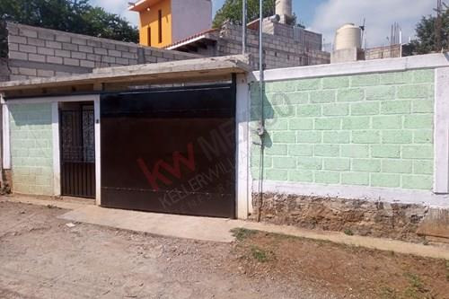 Terreno Bardeado Con Construcción En Obra Gris, En Ocotepec, Morelos.