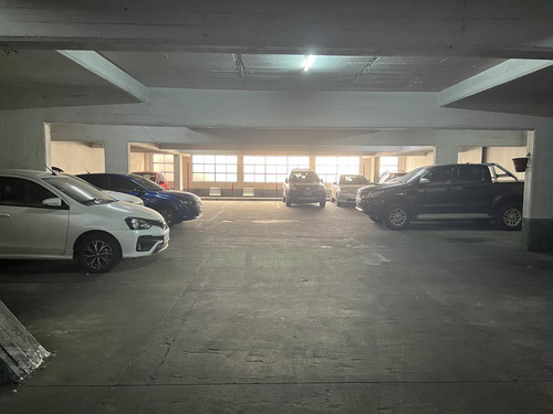 Retasada Cochera En Barrio Norte