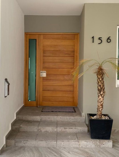 Venta De Casa En Centro Sur, Claustros Del Sur, 4 Recamaras, 4.5 Baños, Jardín