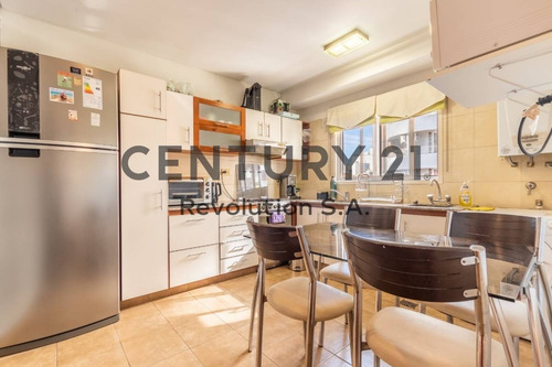 Imagen 4 de 16 de Vendo Departamento,2 Dormitorios Con Balcón Al Frente Y Cochera. Barrio Lourdes
