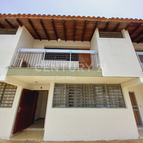 Imagen 3 de 24 de Hermoso Town House En Longa España Con Vista Al Mar, Piscina Privada Y Gran Potencial De Remodelación.