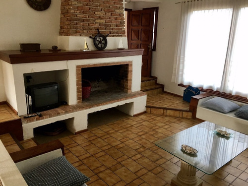 Casa De 6 Dormitorios En Pinares- Ref: 542