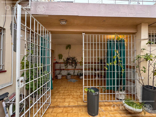 Casa En Venta De 4 Ambientes, Bernal.