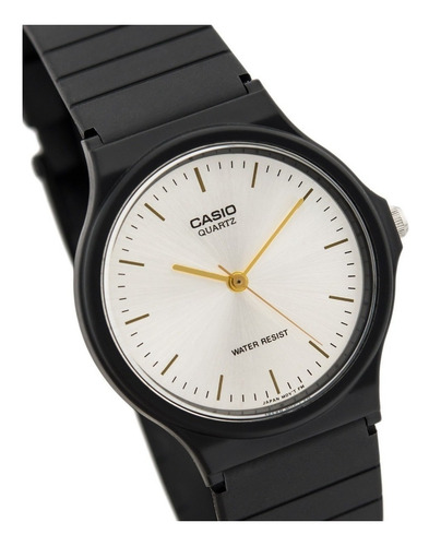 Reloj pulsera Casio Collection MQ-24 de cuerpo color negro, analógico, fondo blanco, con correa de resina color negro, agujas color dorado, dial dorado, minutero/segundero dorado, bisel color negro y hebilla simple