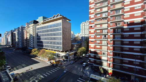 Venta Depto 3 Amb Al Frente Balcón Corrido Centro