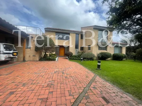 Lujosa Residencia: Confort Y Elegancia Por $13.900.000 Incluida Administración, San Simón