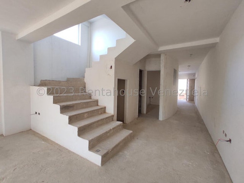 Townhouse En Obra Gris En Urb Andres Bello Maracay, Financiamiento Disponible. 23-18761 More