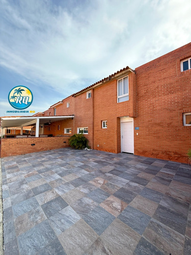 Casa En Venta En Res. Playuela - Tucacas.