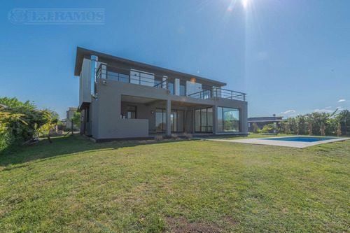 Casa En Venta Con Renta A La Laguna Barrio Islas El Canton A Estrenar