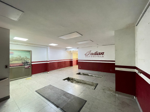 Excelente Local Comercial Con Estacionamientos En Apoquindo
