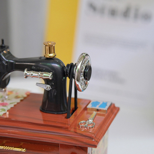 Estuche De Cumpleaños Mecánico Estilo Mini Máquina De Coser