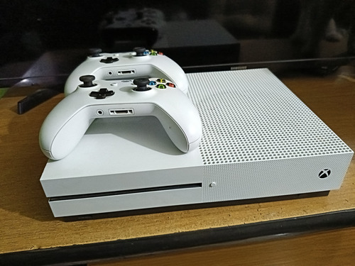 Consola Xbox One S 1 Tb  + 2 Controles