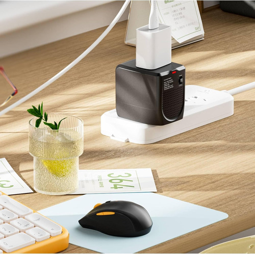El Convertidor De Voltaje Del Adaptador De Viaje Internacion