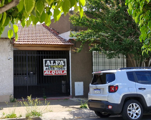 Casa De 3 Amb. Con Cochera En Alquiler.