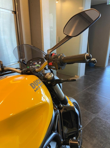 Monster 821 Amarillo Con Accesorios