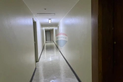 Oficina  Amplia Y Funcional En Santiago Centro.