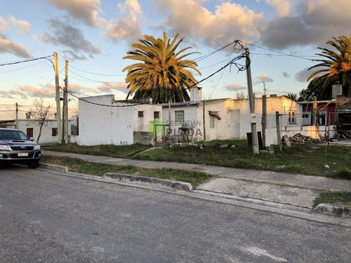 Muy Linda Casita De 2 Dormitorios, Con Posibilidad De Otro Apartamento, Entrada De Coche Y O Garage- Ref: 287