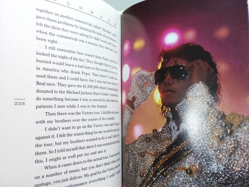 Livro Moonwalk By Michael Jackson - Revised Edition (2009) - Em Inglês (Usado)