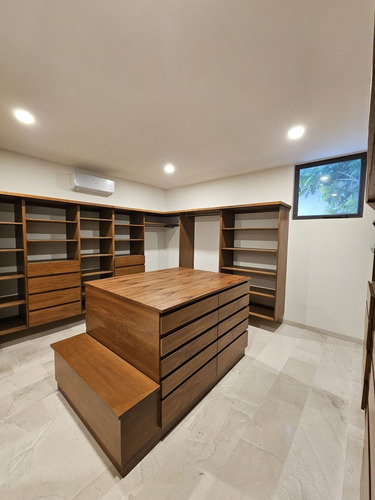 Residencia De Lujo En Venta Ubicada En La Privada Bosques De Altabrisa, Merida.