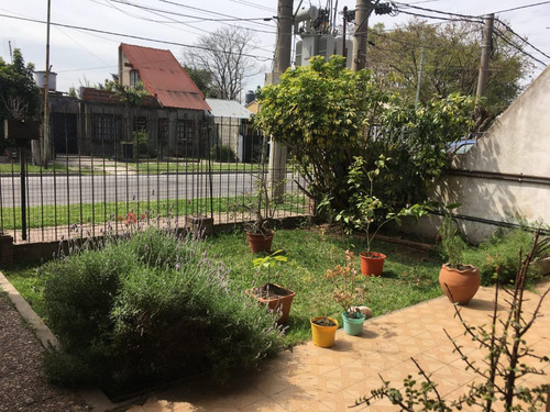 Casa En Venta - 5 Dormitorios 2 Baños - Cochera - Morón