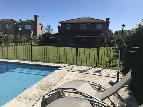 Pilar Del Este, Los Jazmines Venta, Casa Con 4 Dormitorios Mas Dependencia