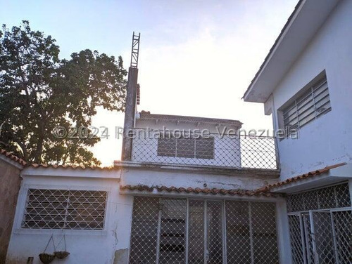 María Valera Trae En Venta Casa-comercial Con 1 Local Extenso Con Su Baño Y Oficina, En Centro Este De Barquisimeto, Agua Constante, Piso De Granito, Cantv, Aba, Ideal Para Uso Comercial O Residencial