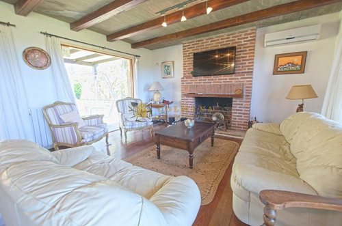 Casa En Alquiler De 4 Dormitorios, Piscina Y Barbacoa En San Rafael.- Ref: 3875