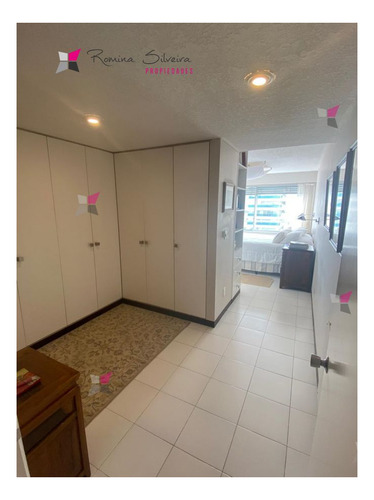 Imagen 9 de 23 de Venta De Apartamento De 3 Dormitorios Frente Al Mar En Edificio Tiburon En Punta Del Este
