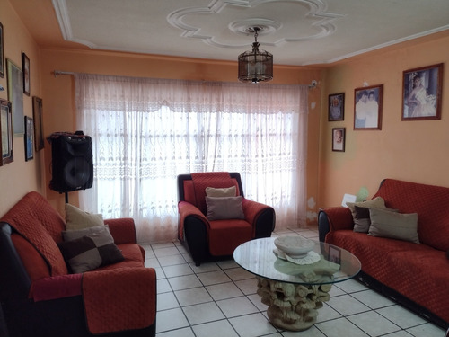 Imagen 3 de 8 de Venta De Amplia Casa De 2 Niveles Y De 4 Recámaras.
