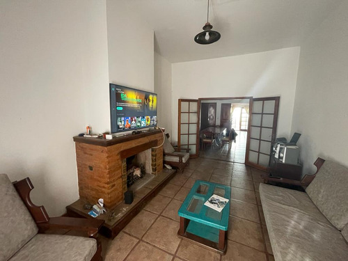 Casa En Venta De 2 Dorm En V. Cabrera Con Pileta - Muy Buen Estado