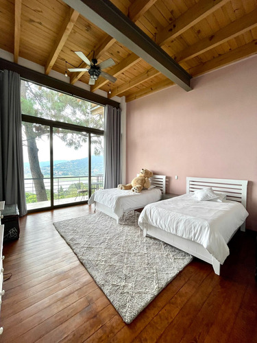 Excepcional Casa En Venta En Avándaro, Con Vista Al Lago.