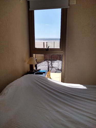 Imagen 10 de 24 de Departamento De 3 Dormitorios En Complejo Sobre La Playa, Con Vista A La Playa, Pileta Y Servicios De Playa En Temporada