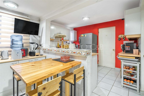 Casa En Venta De 3 Dorm.con Piscina, Lo Cañas, La Florida