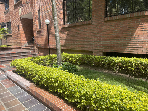 Apartamneto En Laureles Santa Teresita, Cerca A Todo